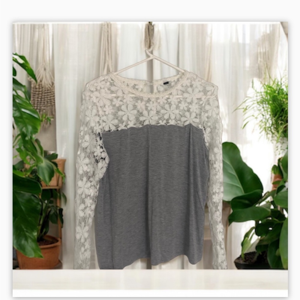 One Brand Crochet - Lace -Detail Top-White/Grey-Drapes Beautifully-Sz M Like New